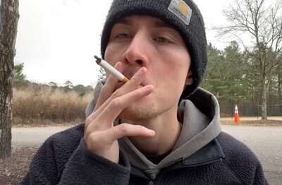 Лечение зависимости от табакокурения в Лихославле Мужчина с сигаретой делает затяжку