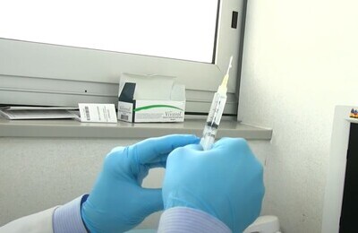 Проведение кодирования Вивитролом в Лихославле Шприц с Вивитролом в руках у врача